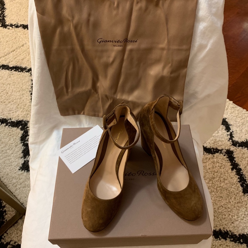 Gianvito Rossi Size 7.5 suede Mary Jane pumps